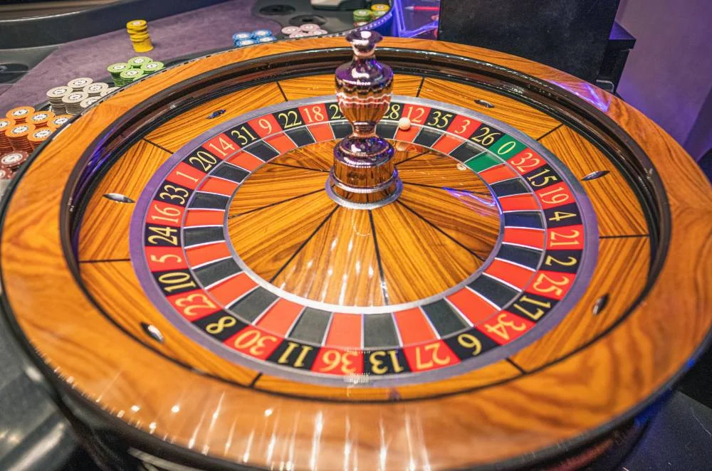 Ruleta de casino con números rojos y negros